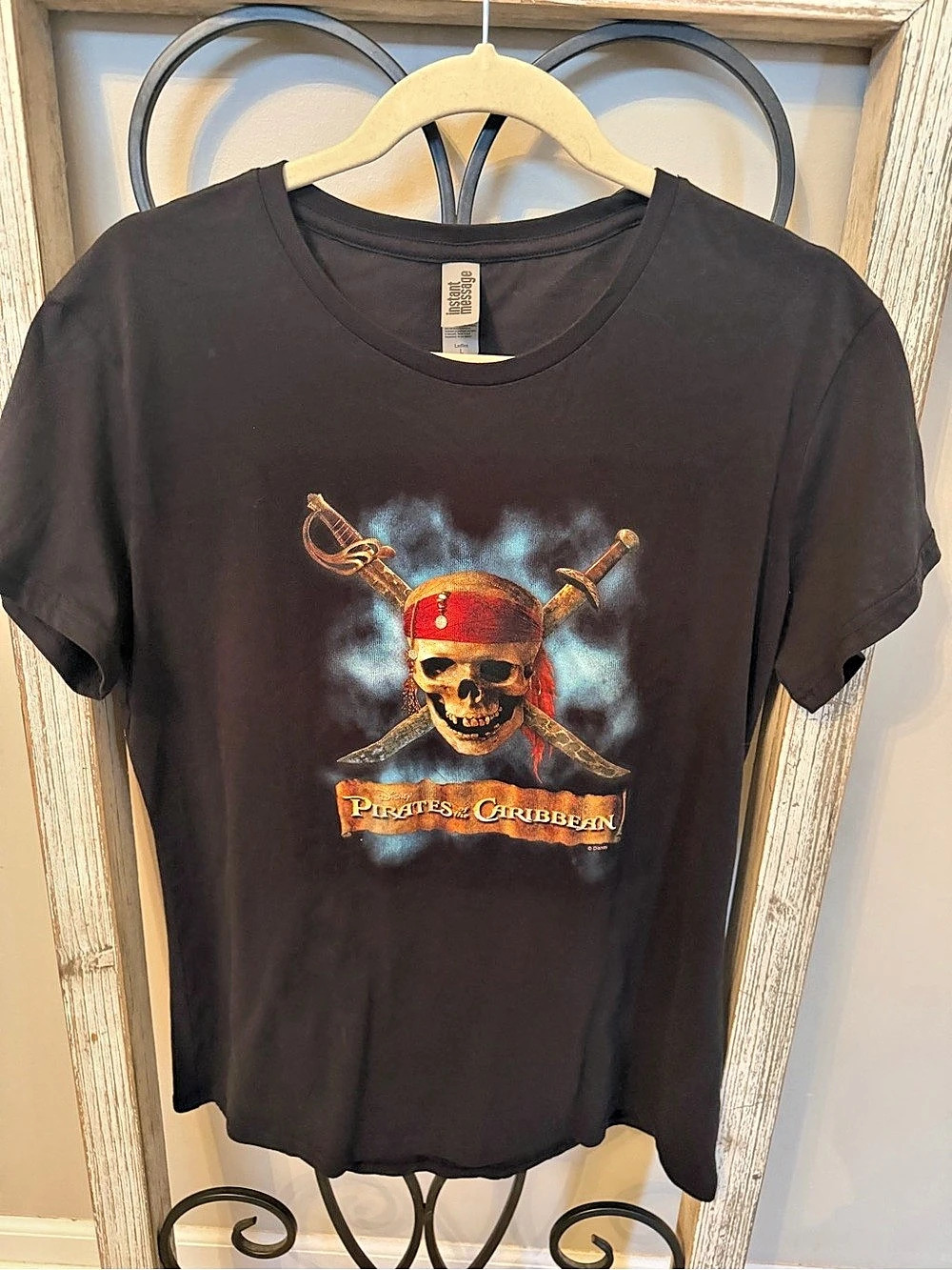 Disney Pirates Of The Caribbean Skull Crossed Swords Graphic T-Shirt Womens L